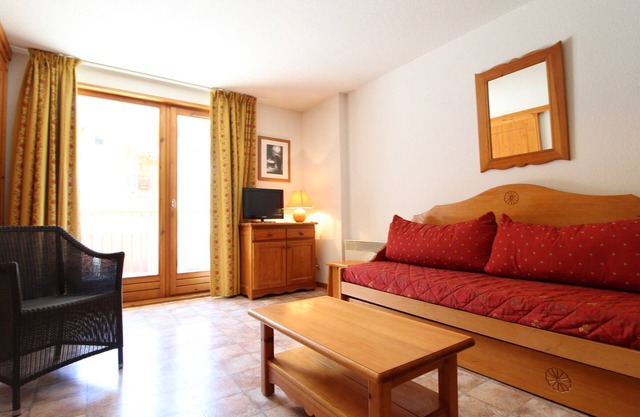 Central Apartment in Lanslevillard for 6, Near Slopes and Amenities