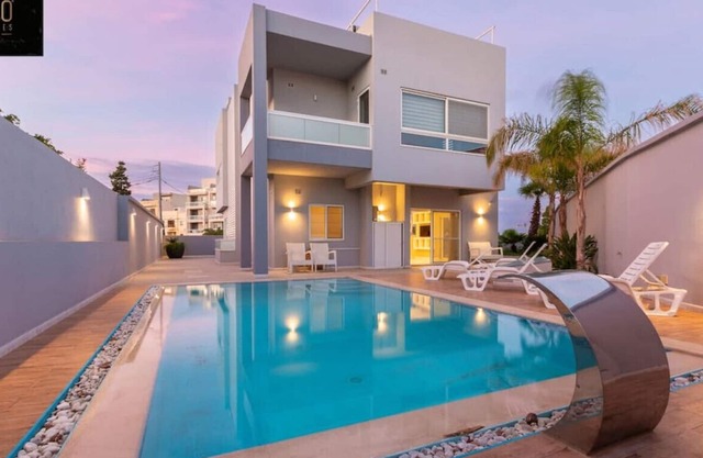 Central, beautiful VILLA St Julians, PRVT Pool