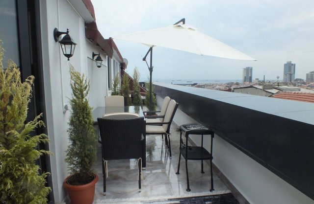 Central cozy flat with terrace & sea view