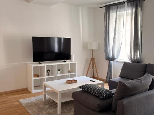 Central Historic 3BR - 5 Guests, Balcony & Netflix
