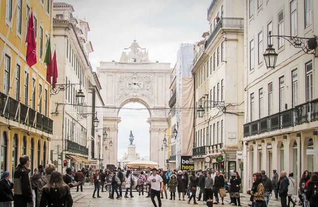 CENTRAL LISBON APARTMENT: 2 BALCONIES, HISTORICAL VIEW