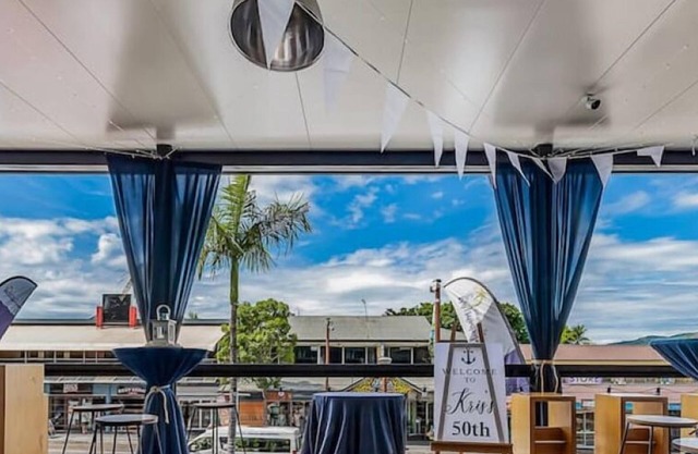 Central Location with function deck sleeps 20