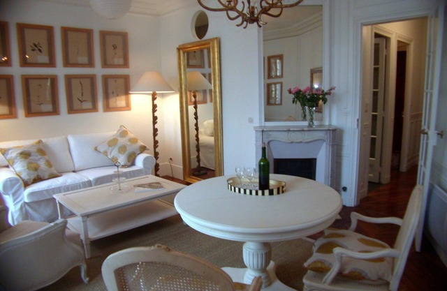 Central Parisian apartment. A 5 minute walk to the Notre-Dame and the Seine