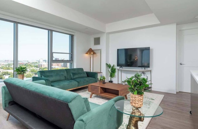 Central Penthouse City Skyline Views, Gym sleep 8