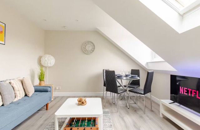 Central Reading 2 Bedroom w/Free Parking + Foosball Table