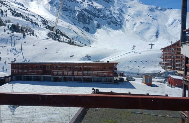 Central studio for 4, balcony, ski-in/ski-out & TV