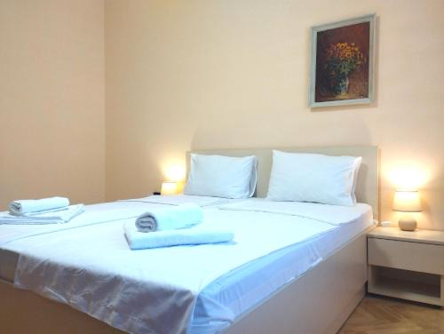 Central Vintage Apartment for 6 Guests & Private Parking