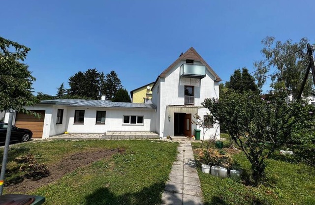 Central-Vintage Villa with free Parking and 5min walk to Metro