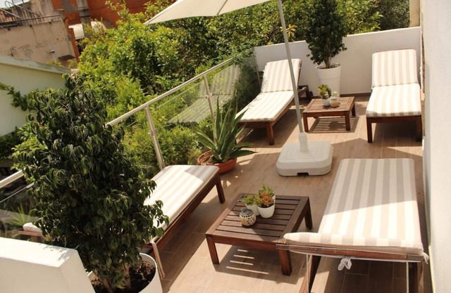 Central, with garden, jacuzzi, 4 rooms w/bathroom