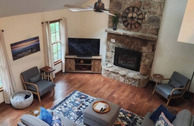 Centrally located retreat in Massanutten Resort. Hot tub and game room!