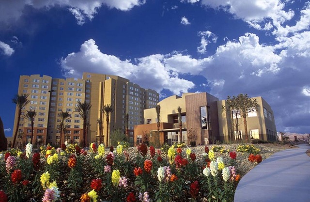 CES - Resort condo for 4 or 8 guests in 2 units , FREE WiFi, FREE pkg