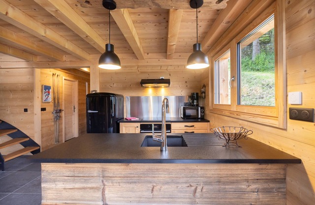 Chalet 'Du Rocher' with Mountain View, Private Terrace and Wi-Fi