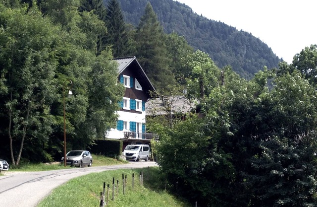 Chalet B&B, sleeps 8 - 12, free ski shuttle