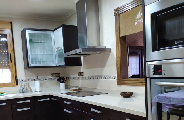 CHALET ELCHE, PEÑA ÁGUILAS, 7 BEDROOMS, WIFI, FENCED SWIMMING POOL AND, BARBEQUE