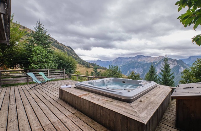 Chalet 'Il Fera Beau Demain' with Mountain View, Private Terrace and Wi-Fi