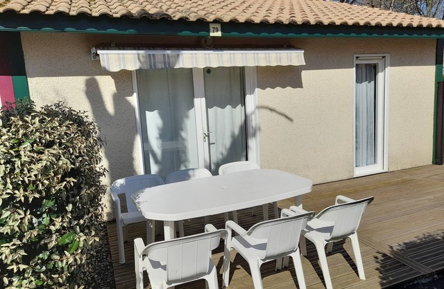 Chalet (max 7 pers) in vacation residence with swimming pool, near lake and ocean