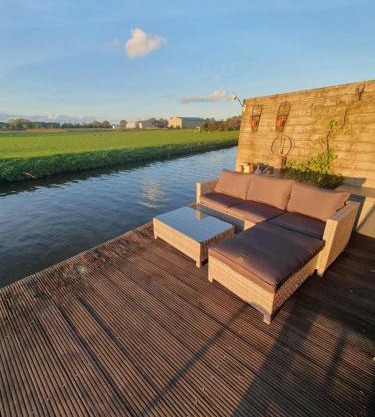 Chalet op Zee in Wervershoof mit Seeblick und Terrasse mit eigenen Zugang zum Wasser