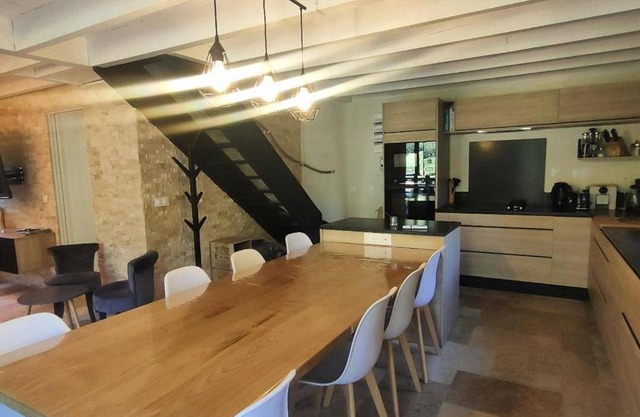 Chalet rénové, 4 chambres, quartier calme, parking - FR-1-234-292