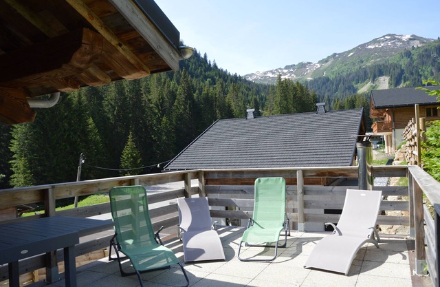 Chalet sleeps 14 with jacuzzi, 200m of Pré la Joux ski lift - Chatel Reservation
