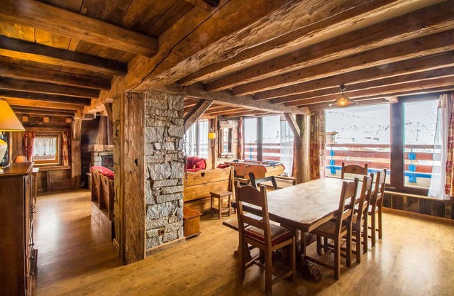 Chalet-style apartment for 10 people (120 m² - 4 bedrooms) in Arc 2000