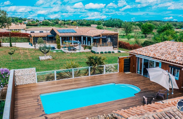 *Chalet Style Villa with Pool and Jacuzzi*