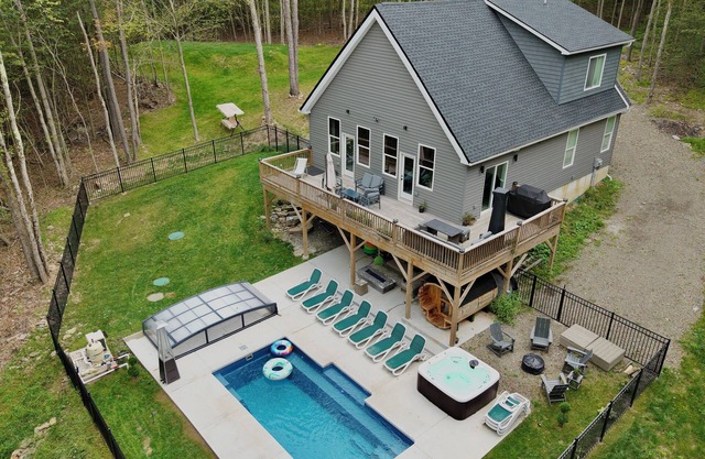 Chalet with year round heated pool, sauna, jacuzzi and a Fully fenced in yard