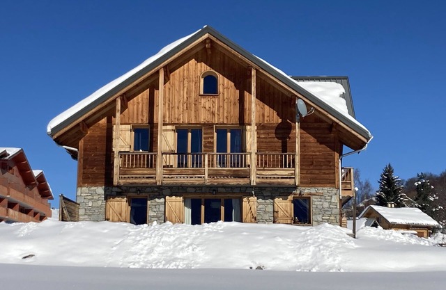 Chalet Zénith at the foot of the ski slopes, facing the Aiguilles d'Arves mountains