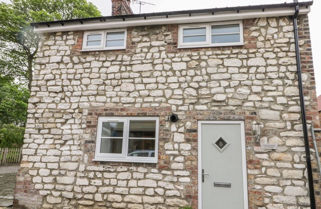 CHALKSTONE COTTAGE, pet friendly, with open fire in Flamborough