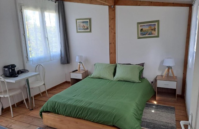 Chambre basilic 2p, 2 nuits max, dans petit chalet 6km du festival de piano de la roque d'anthéron