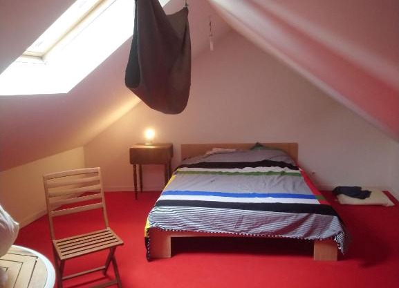 chambre chez l'habitant rouge maison ancienne