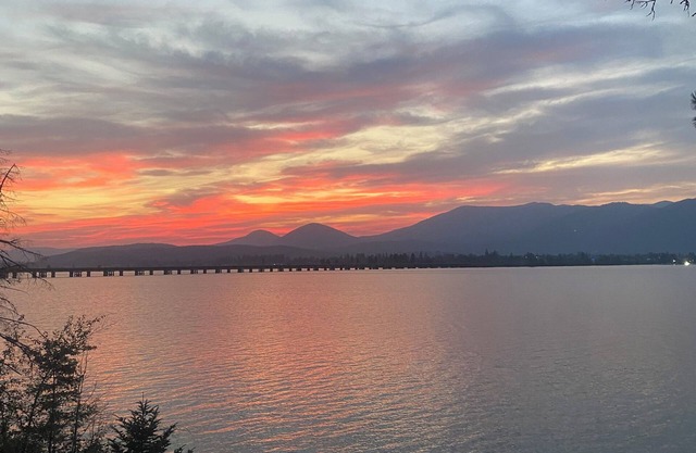 Champagne Sunsets Lakefront with Loft & Dock, View & private waterfront