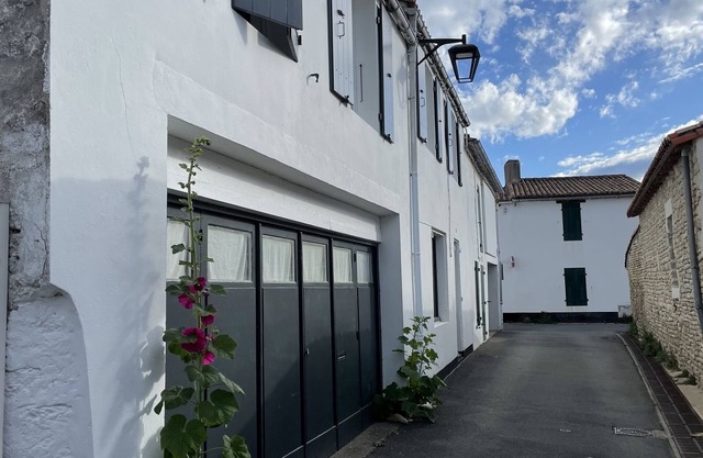Charming village house, 5 bedrooms, courtyard, near beach and lighthouse