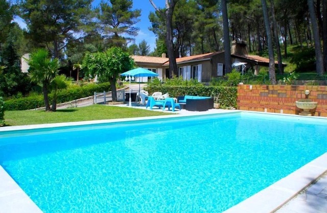 Character villa with large pool and garden, near Aix en Provence!