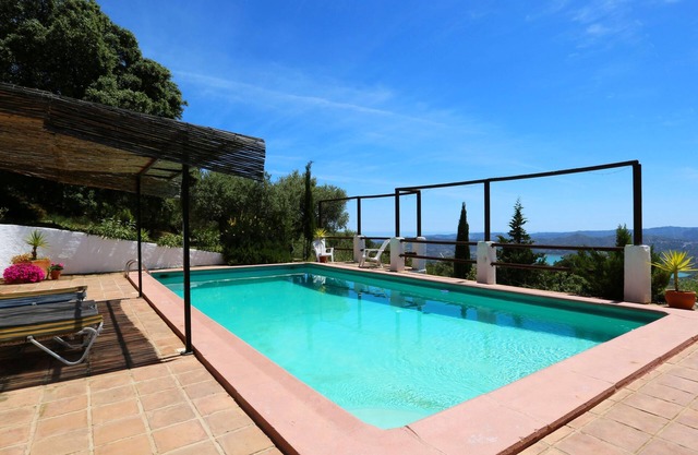 Characterful stylish Andalucian Cortijo - huge pool and panoramic lake/sea views