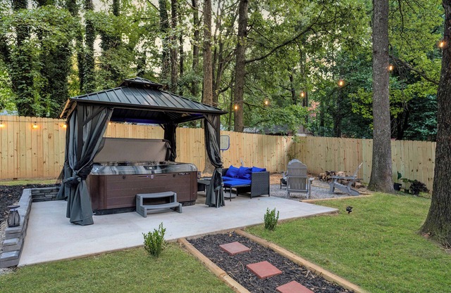 Charlottle Jacuzzi side oasis