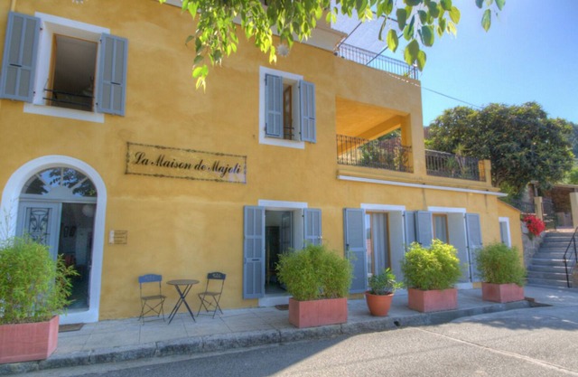 Charm, beautiful view, large terrace, garden and swim spa
