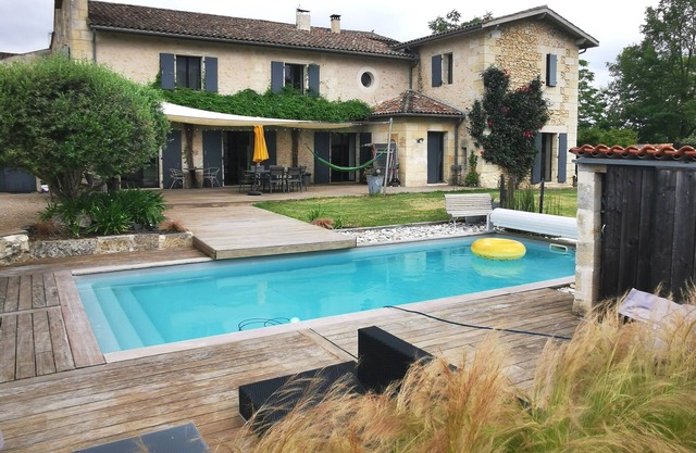 Charming house with swimming pool and air conditioning 15 minutes from Bordeaux