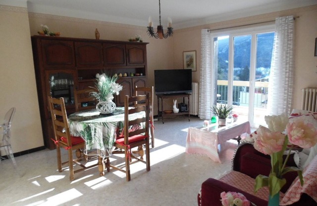 Charming F2 Apartment with Terrace, Parking & WIFI - Pet-Friendly - Near City Center & Thermes