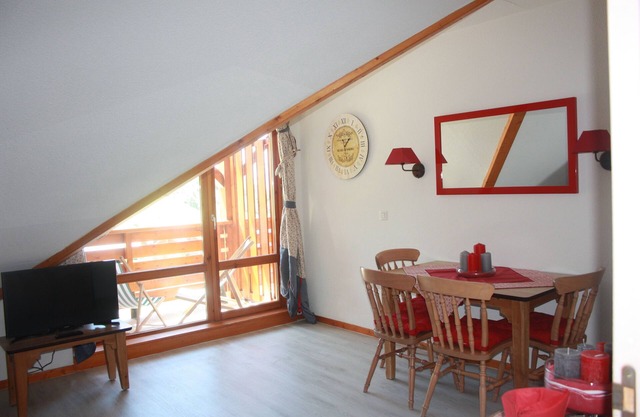 Charming 2-room apartment facing south on the top floor overlooking the slopes 4 beds + 1 baby