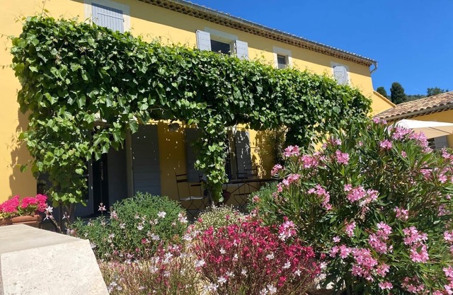 Charming villa with private swimming pool and a view on Luberon
