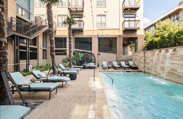 Charming 1,100 sq ft apartment near to The Shops at Legacy
