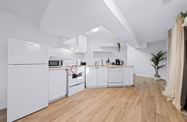 Charming 1-bed basement, WI-fi & Pull Out Sofa