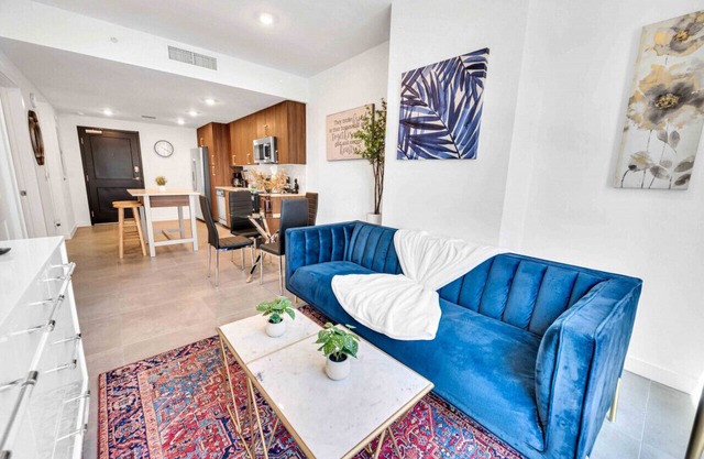 Charming 1 Bed plus Den Downtown Free Parking