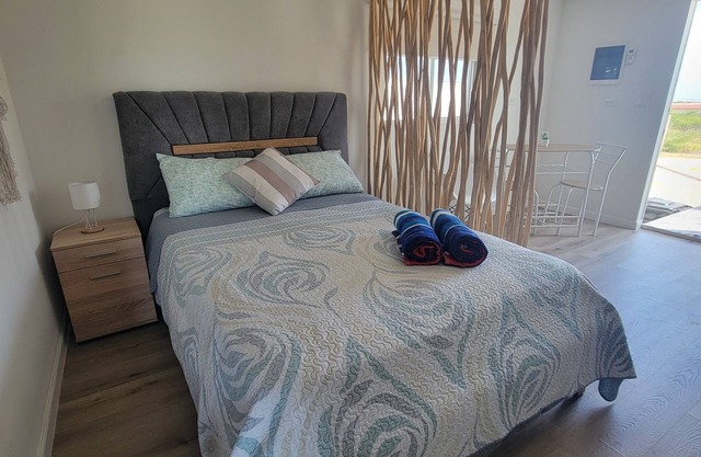 Charming 1-bedroom apartment with WiFi and AC in welcoming Tanki Leendert