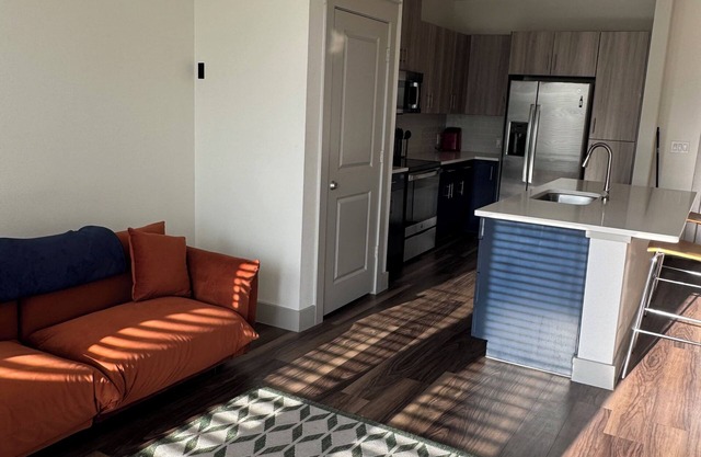 Charming 1-bedroom apartment in terrific Addison with fitness room, WiFi