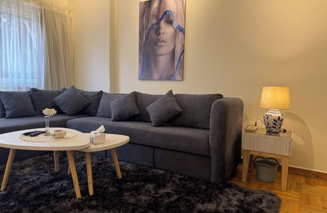 Charming 1-bedroom apartment with WiFi and AC in delightful Zamalek, Cairo