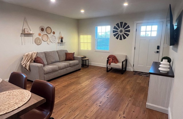 Charming 1-bedroom cottage with WiFi and AC near Monkey Island and Grand Lake