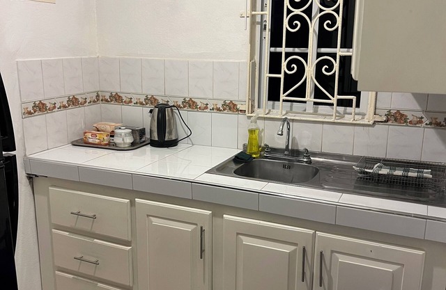 Charming 1-bedroom house with AC and WiFi in awesome Portmore