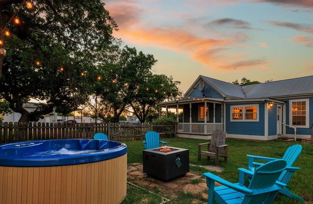 Charming 1900's Fredericksburg Farmhouse in Wine Country, Hot Tub, Firepit, WiFi