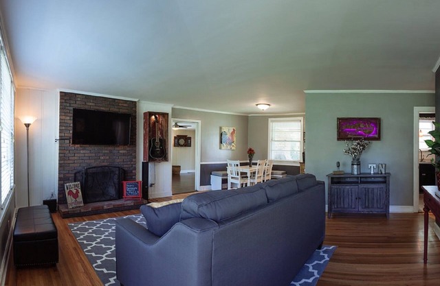 Charming 1950's home- 3 Bedroom/2 Bath, 2.5ml from airport/7ml to downtown Nash